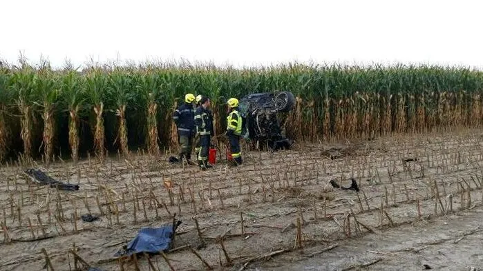 Mit einem laut Polizei "unbefugt in Betrieb genommenen Auto" kam ein 28-jähriger Oststeirer Sonntagabend bei Bierbaum von der Straße ab und landete nach mehrfachem Überschlag im Acker.
