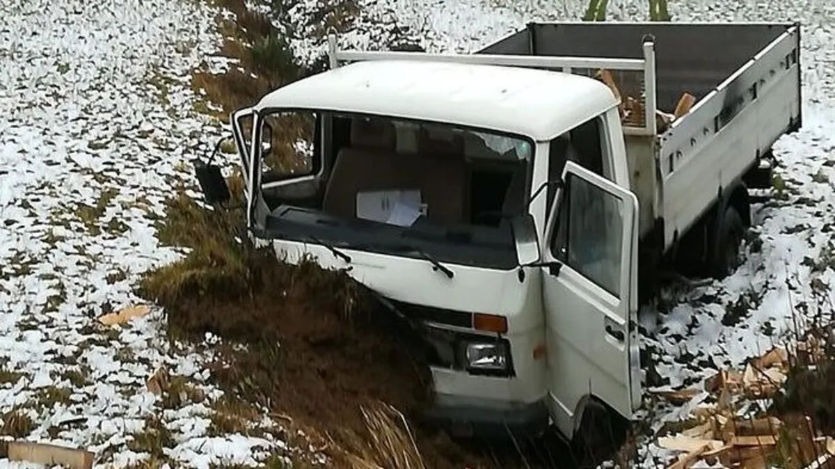 Der Pritschenwagen begann zu rollen 