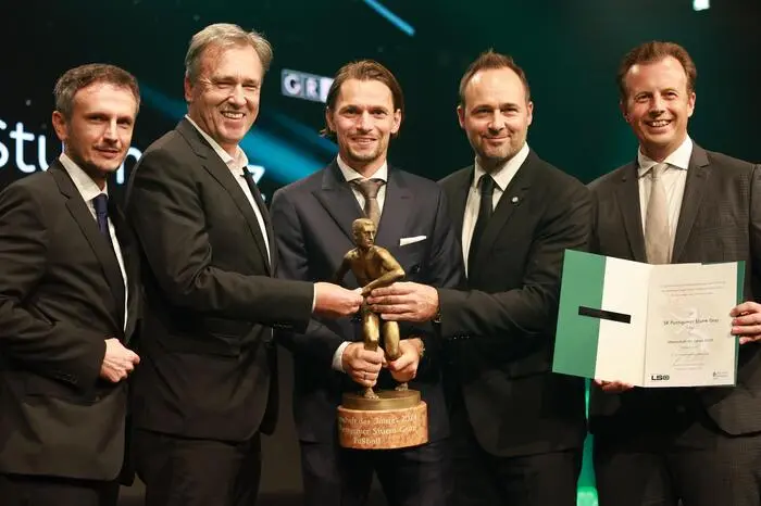 Der SK Sturm wurde zur Mannschaft des Jahres gekürt. Von links: Richard Peer (Holding), Sturm-Präsident Christian Jauk, Kapitän Stefan Hierlaender, Geschäftsführer Wirtschaft Thomas Tebbich und Sportlandesrat Karlheinz Kornhäusl