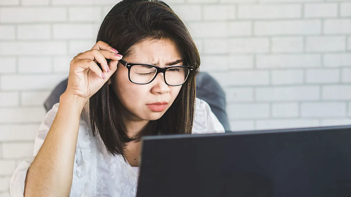 Brillen mit Blaulichtfilter sollen trockene und gereizte Augen lindern, doch im Home Office braucht es mehr als nur die richtige Brille