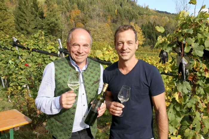 Neben den Hausherren Franz und Alexander Laßnig (von links) waren weiters die Winzer Heinz Reicher, Gerhard Köck, Christoph Maltschnig, Rupert Ofer und Gertraud Gutzinger mit ihren Ständen vertreten. 