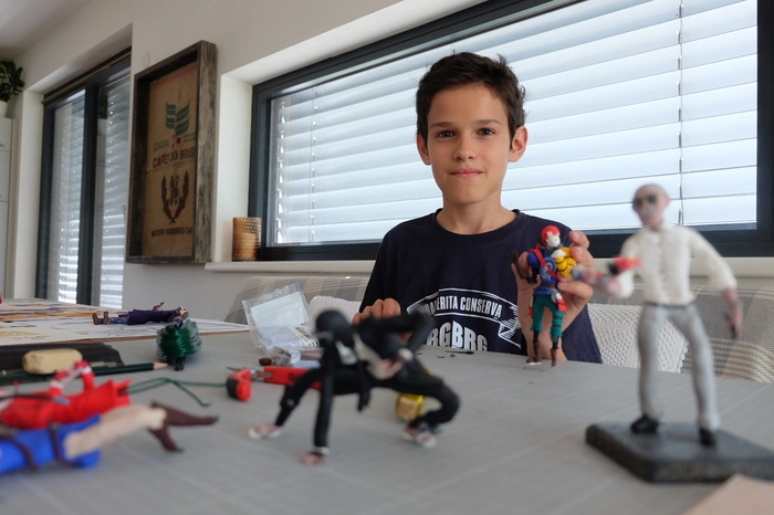Felix Ramminger mit einigen seiner Figuren.