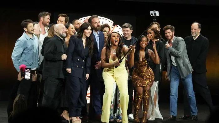 Vivica A. Fox richtet die Kamera für ein Selfie der Superlative aus! Chris Hemsworth, Chris Pratt, Ben Affleck, Ayo Edebiri, Ryan Gosling und Andrew Garfield posieren mit den anderen Stars für ein Erinnerungsfoto.