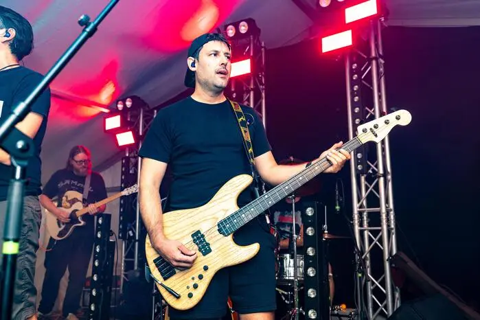 Für beste musikalische Unterhaltung und ausgelassene Stimmung sorgten Biostyla, anschließend die FOUR LIBRAS aus Griffen sowie zu späterer Stunde die bekannte BADASS SOUND Factory. Die Bands heizten dem Publikum ordentlich ein und machten die Aftershowparty zu einem stimmungsvollen Höhepunkt des Oldtimertreffens.