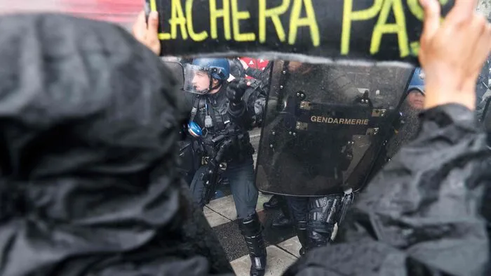 In zahlreichen Großstädten und auch kleineren Städten der Provinz setzten sich am Montagvormittag Demonstrationszüge in Bewegung, wobei es vielfach zu gewaltsamen Ausschreitungen kam.
