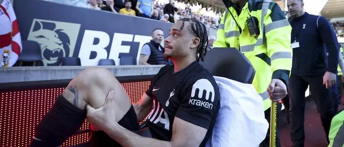 Xavi Simons musste mit der Trage abtransportiert werden