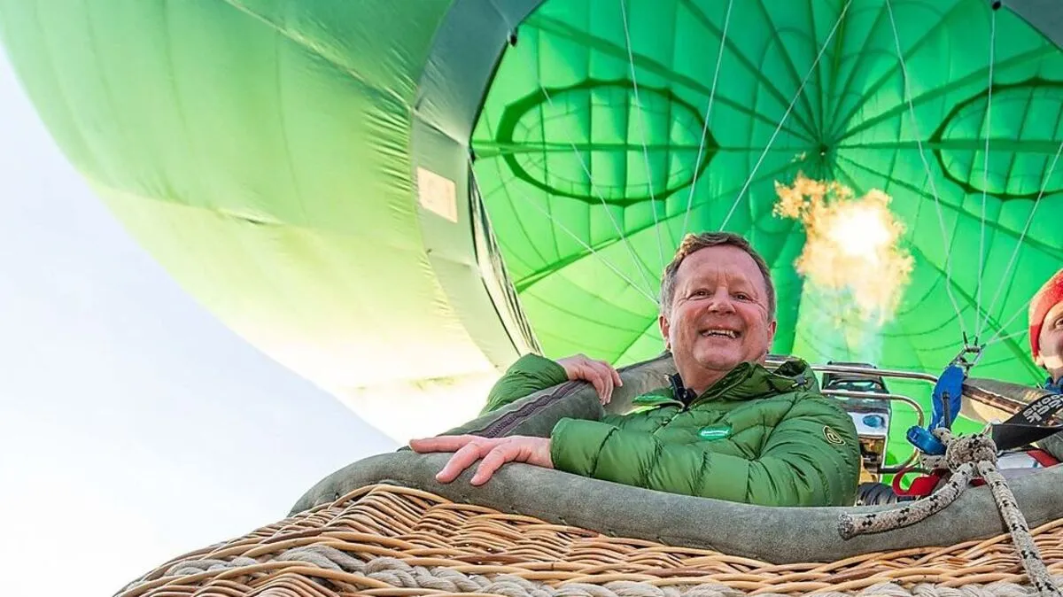 Erich Neuhold im Korb des Steiermark-Herz-Ballons