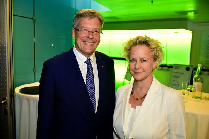 Landeshauptmann Peter Kaiser und Angelica Ladurner, die Intendantin des Ensemble Porcia, dessen Premiere "Der Tenor" von Carl Sternheim vom Publikum heftig bejubelt wurde.