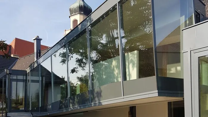 Das "Haus für einen Winzer", geplant vom Architekten Martin Mostböck,  ist das Siegerprojekt aus dem Burgenland. "Die kecke Glasbox am traditionellen Dach ist ein Hinweis, dass hier alte Substanz charmant und praktikabel mit Neuem verflochten wurde. Ansonsten ist von der Straße aus kaum ein Eingriff zu erkennen, die ganze Energie dieses Umbaus richtet sich konsequent und mit aller notwendigen Radikalität nach innen. Die engen Bestandsgebäude, typisch burgenländische Zeilenbebauungen mit weitläufigem Garten, standen jahrzehntelang leer. Architekt Martin Mostböck verband kleine Räume zu einem neuen Ganzen, zeitgenössisch in Form, Sprache und Material und – inklusive Pool und Fitnessbereich – maßgeschneidert für seine Auftraggeber."