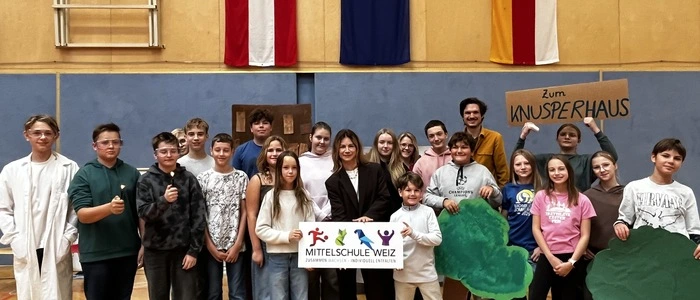 Willkommen in der neuen Mittelschule Weiz. Direktorin Carolin Staudacher (Mitte) mit einigen der Schülerinnen und Schüler (und Lehrer Ulrich Maier) bei „Fusionsfest“ am Freitag in der Sporthalle