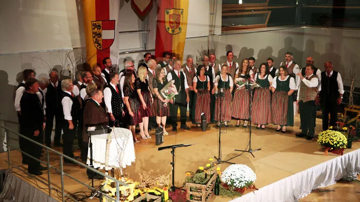 Mit dabei waren „Die 3 Stim­men“ mit Christina Klingspiegel, Renate Klimbacher und Regine Stromberger, der MGV Tif­fen unter Chorleiter Hubert Warmuth, die Sing­ge­mein­schaft Wimit­zer Berge unter der Chorleiterin Anna Kienberger  und die Sän­ger­run­de Tau­chen­dorf unter dem Chorleiter Robert Gebhard.