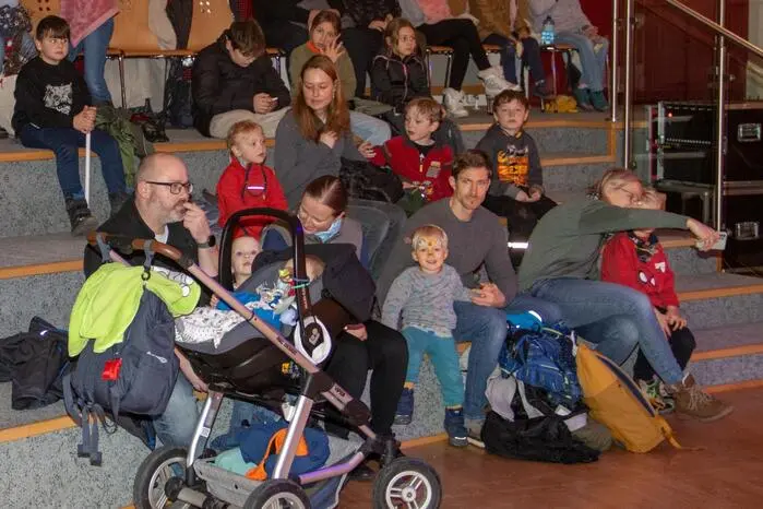 Auch eine gewisse Tradition hat das Kasperltheater im Europasaal, welches am Sonntag insgesamt dreimal aufgeführt wurde und den kleinsten Gästen das Warten auf den Nikolo und die Krampusse erleichterte. 