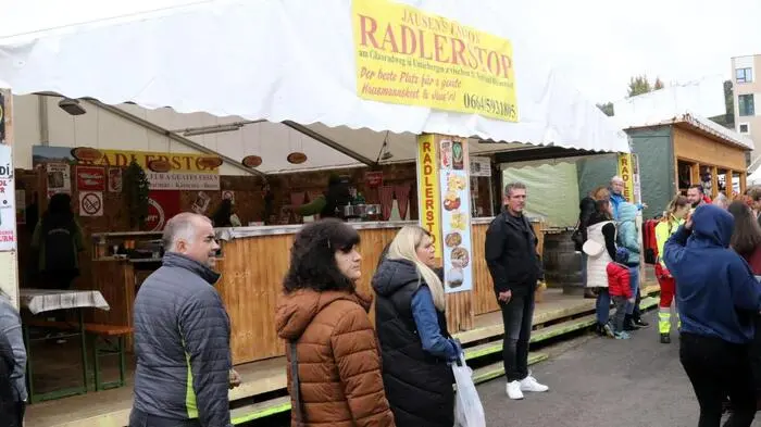 Bis auf den letzten Platz ausgebucht ist nicht nur um die Mittagszeit der „Radlerstop“ von Evelin und Franz Leitgeb. 