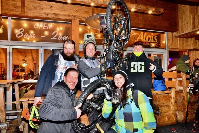 Dass sich Mountainbiker auch  auf einer pickelharten Piste wohlfühlen, demonstrierte Markus Preumel. Knapp zwei Minuten dauerte sein spektakulärer Downhill-Höllenritt vom Gmanberg ins Zielgelände in Tröpolach.  