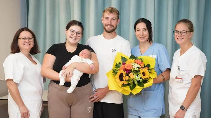 Von links nach rechts: Hebamme Karin Lagger, Mama Elena, Sohn Louis Simon, Papa Julian, Hebamme Sofia Ruttnig und Dr. Alissa Lexer,