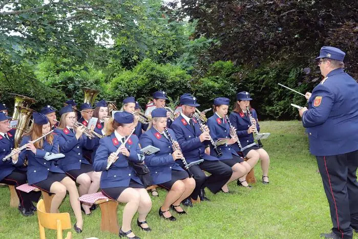 Die Freiwilligen Feuerwehr Musikkapelle Zedlitzdorf unter Kapellmeister Wolfgang Thamer umrahmte bei der Hl. Messe.
