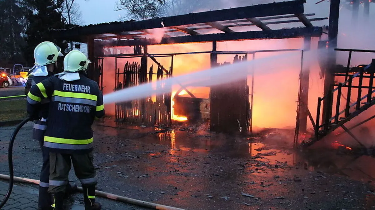 Das Gebäude und die Autos wurden ein Raub der Flammen