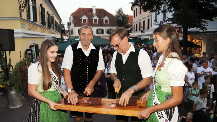 Bürgermeister Erwin Eggenreich und der Mitbegründers des Mulbratlfestes, Alois Breisler, schnitten im Beisein der Bürgermeister der Partnerstädte Offenburg (Deutschland), Ajka (Ungarn) und Grodzisk Mazowiecki (Polen) das Jubiläumsmulbratl an.