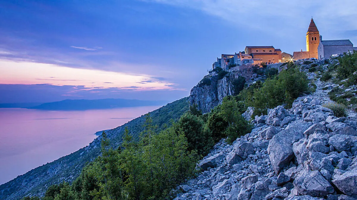 Zu Fuß hinauf, mit dem Rad hinunter: Bergdorf Lubenice bei Valun