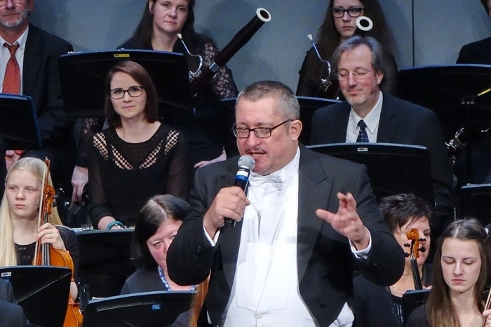 Mit feinem Humor und kompetenten Kommentaren führte Klaus Melem durch das erlesene Musikprogramm. Melem war kurzfristig für den erkrankten Harald Martin Winkler eingesprungen war.