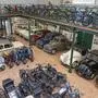 Eine zweistöckige Halle mit vielen alten Motorrädern und Autos | Rudolf Pirker war Sammler mit Herzblut: Über 200 Oldtimer sollen nun den Besitzer wechseln