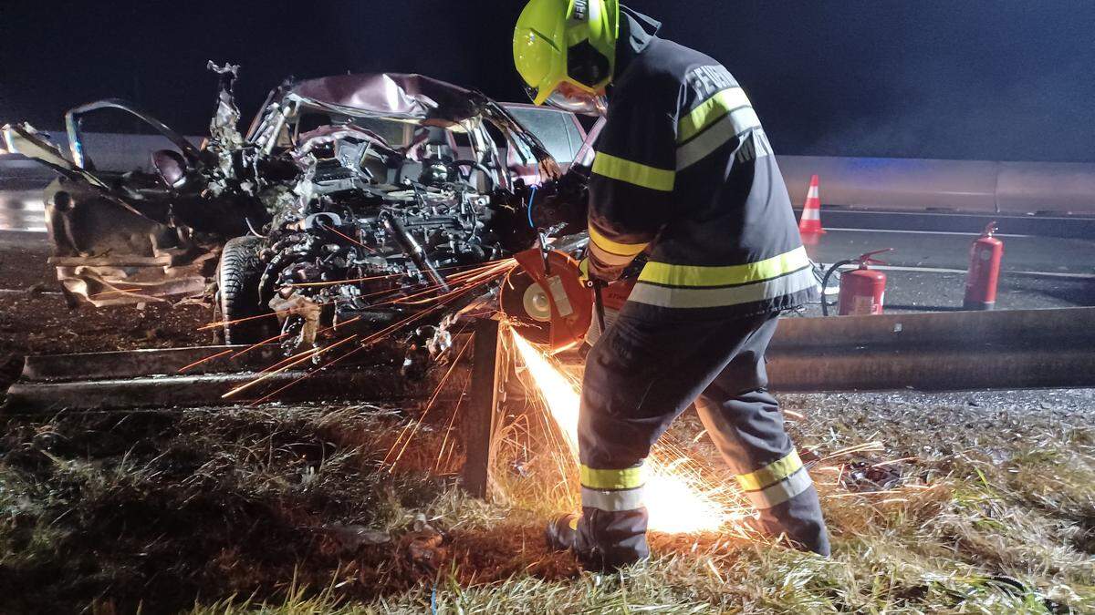 Die Leitschiene musste von der Feuerwehr weggeschnitten werden