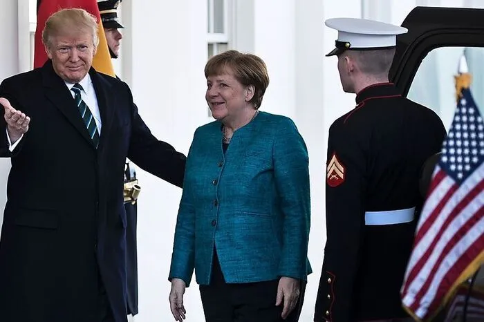 Ein gutes Omen? US-Präsident Donald Trump empfing die deutsche Kanzlerin Angela Merkel bei strahlendem Sonnenschein an der Tür.