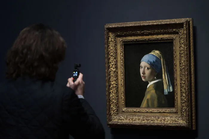Auch eines seiner berühmtesten Gemälde, "Das Mädchen mit dem Perlenohrgehänge", ist zu sehen. Das Bild ist eine Leihgabe des Mauritshuis in Den Haag. Dort wurde es im Oktober von drei Klimaaktivsten attackiert. Einer hatte seinen Kopf am Glas vor dem Gemälde mit Leim festgeklebt, er wurde mit einer Tomatensauce übergossen. Der andere Mann hatte seine Hand an die Wand neben dem Bild festgeklebt.