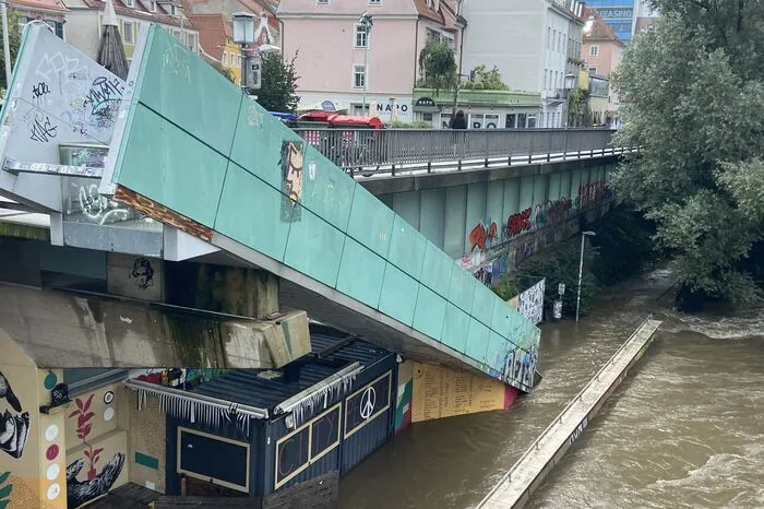 Bereits Samstag Mittag hatte der Wasserstand der Mur  im Grazer Stadtgebiet die Warnstufe Gelb erreicht. Dem Steiermärkischen Katastrophenschutzgesetzes entsprechend wurden gefährdete Teile der Geh- und Radwege am Ufer gesperrt.