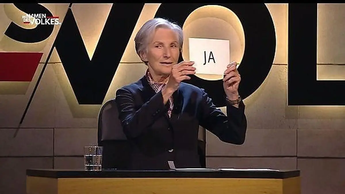 Irmgard Griss hält das Urteil in die Kamera