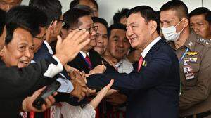 Thaksin wird nach seiner Ankunft stürmisch von seinen Anhängern begrüßt