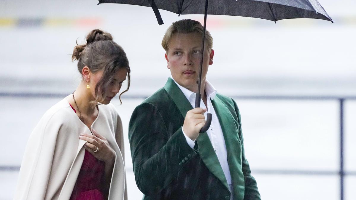 Gemeinsam unter dem Regenschirm: Prinz Sverre Magnus und Amalie Giæver Macleod