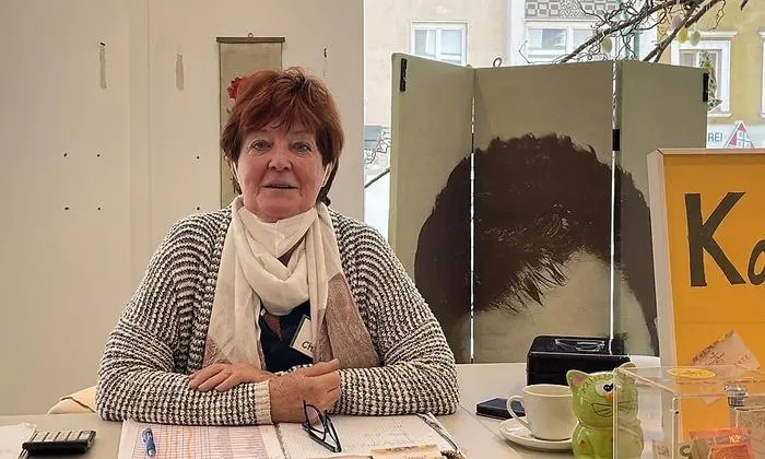  Christa Lambauer hebt an der Kassa „Wertschätzungsbeiträge“ ein