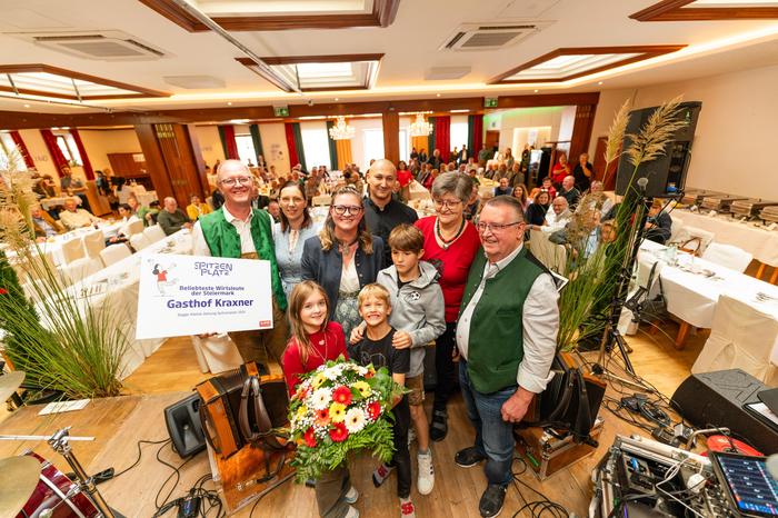 Die Wirtsleute Andreas Kraxner (l.) und Michaela Kraxner (3.v.l.) gewannen die Spitzenplatz-Wahl 2024