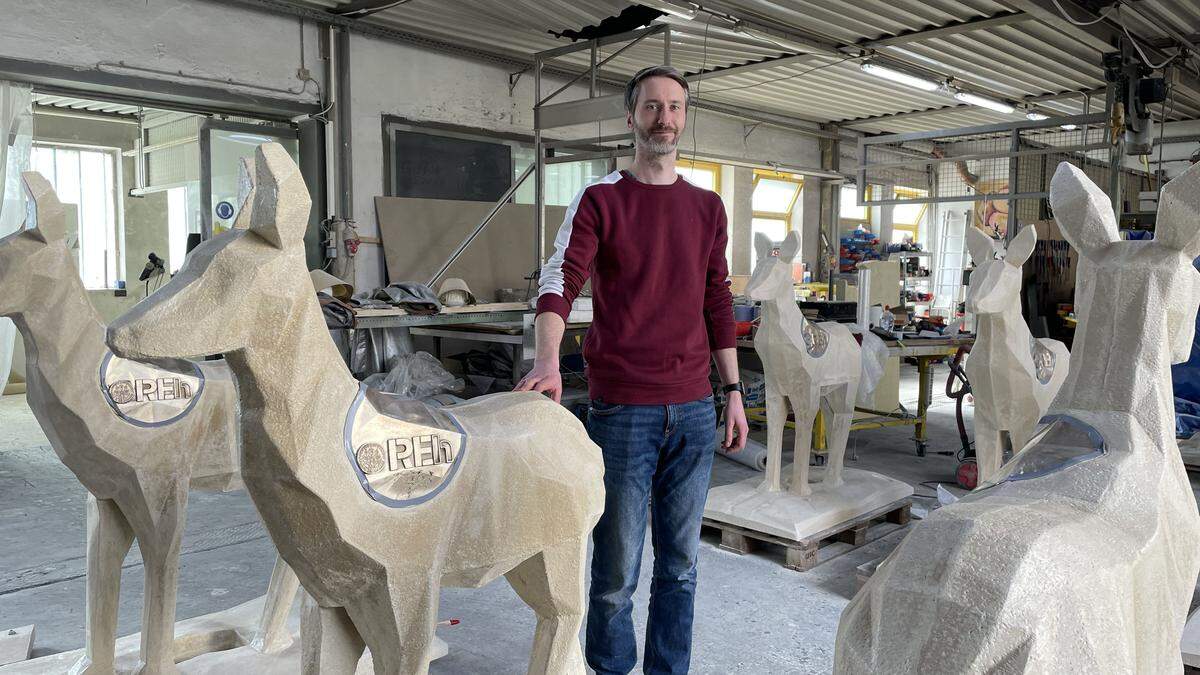 Jacob Neugebauer, Geschäftsführer der 3D-Kunst GmbH, inmitten der angefertigten Rehe