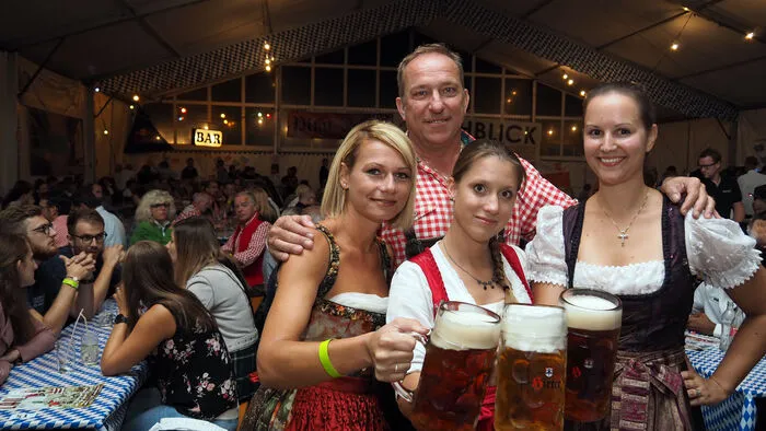 So ein großes Zelt wie heuer haben die Kameraden der Krumpendorfer Feuerwehr für ihr Oktoberfest noch nie aufgestellt. Am Freitag und am Samstag war das Zelt voll. Die Draufgänger und die Lauser sorgten für Stimmung. Am Samstagnachmittag traten Kinder zur Feuerwehrolympiade an, es wurde gezaubert und beim Streichelzoo ließen sich Küken, Hasen, ein Schweinchen und eine Minikuh angreifen.