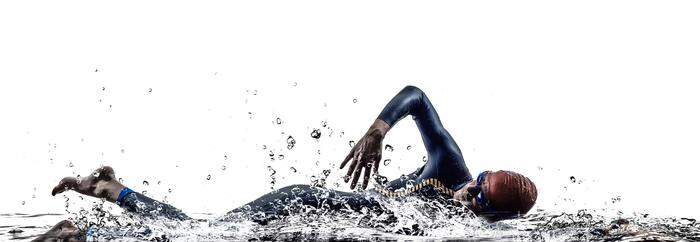 Das Schwimmen stellt für die meisten Triathlon-Anfänger die größte Herausforderung dar: Es sollte zwei Mal pro Woche auf dem Trainingsplan stehen