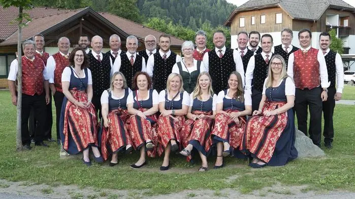 Unter dem Motto „Sie wünschen – wir singen, spielen und tanzen konnten die Gäste ihre Lieblingsstücke auswählen, die von der der Singgemeinschaft, dem MGV Radsberg, der Landjugend Steuerberg und den Dorfmusikanten dargeboten wurden. 