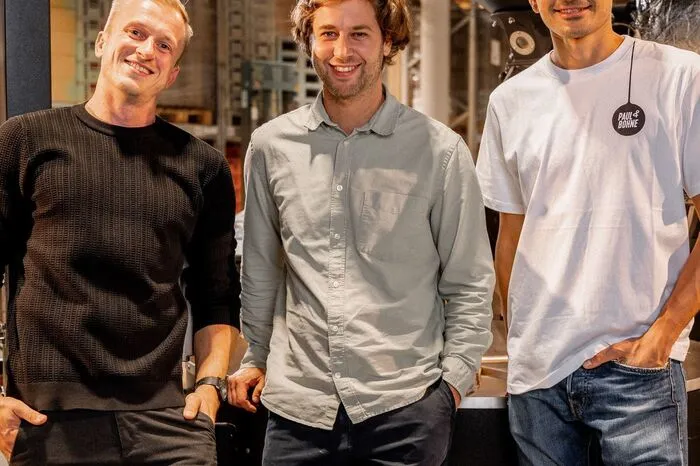 Christoph Klescher, Paul Sorger-Domenigg und Röstmeister Lan Rajch
 vor dem Herzstück, der Röstmaschine
