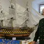 Schlossherr Andreas Bardeau vor dem größten Modell, der HMS Victory