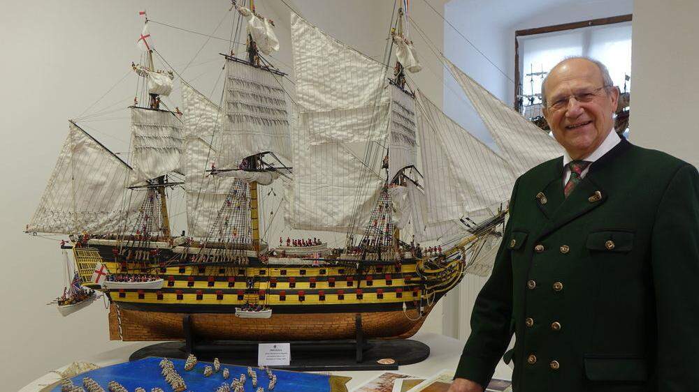 Schlossherr Andreas Bardeau vor dem größten Modell, der HMS Victory