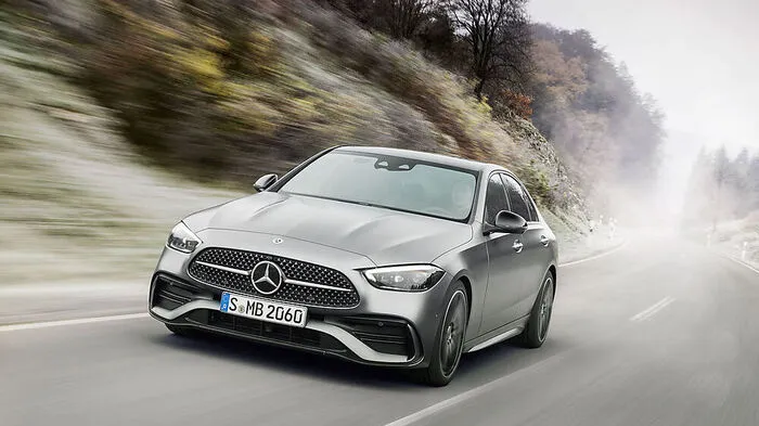 Vorbei die Zeiten, als die E-Klasse noch der Umsatzgarant schlechthin bei Mercedes in Untertürkheim war. Im letzten Jahrzehnt mauserte sich deren kleine Schwester, die C-Klasse, nämlich zum volumenstärksten Modell mit dem Stern. Grund genug, bei der neuen Auflage vor allem in den Bereichen Komfort und Digitalisierung noch ein kräftiges Scherflein nachzulegen.