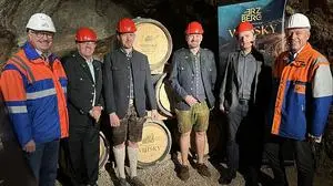 Der Erzberg Whisky wurde Freitag im und am Erzberg präsentiert. Mit dabei Josef Pappenreiter (VA Erzberg), Wolfgang Mitterbäck, Martin und Andreas Gremsl (alle Innövation), Masterblender Johann Steinecker und Christian Treml (VA Erzberg)