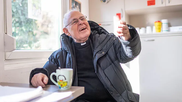 Pfarrer Pucher bei einem Interview mit der Kleinen Zeitung