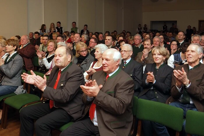 Mehrere Generationen kamen zur ersten Feier. Beim Volkshouse-Fest und beim zweitägigen Erntedankfest wird heuer noch weitergefeiert.