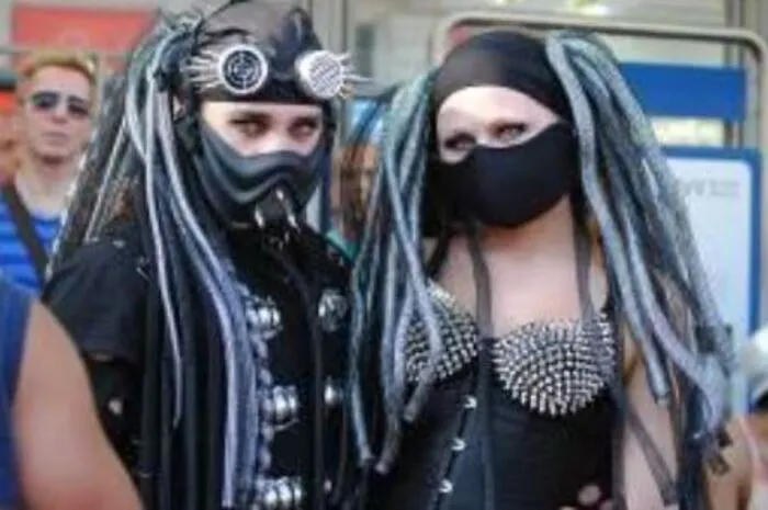 UFO-Festival in McMinneville, Oregon/USA: Mit Live-Musik, einer Alien-Kostüm-Parade, einem Haustierwettbewerb und UFO-Geschenkeständen lockt das jährliche McMenamins UFO-Festival Anhänger wie auch Skeptiker nach McMinneville im US-Bundesstaat Oregon. Beim Alien-Kostüm-Ball wird die beste Weltall-Verkleidung gekürt. Das 19. UFO-Festival findet vom 17. bis 20. Mai 2018 in der etwa 65 Kilometer von Portland entfernten Kleinstadt statt. Übernachten können die Festivalbesucher im 1905 erbauten Ferienhaus, das mit Antiquitäten möbliert ist und in den vier Schlafzimmern Platz für bis zu acht Personen bietet.