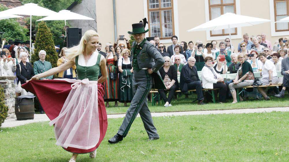 Christiana und Willi Gabalier tanzten als Erzherzog Johann und Anna Plochl über die Wiese im Garten des Raithauses in Vordernberg