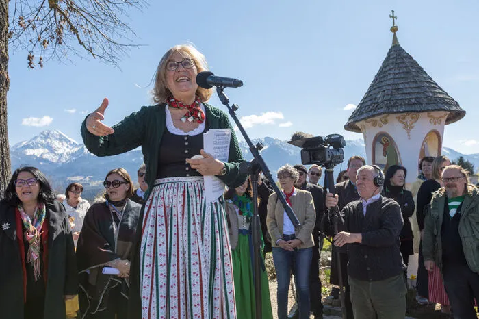 Das Marterl in Drobollach befindet sich auf dem Gretl-Komposch-Platz. Benannt nach Hedi Preisseggers Mutter und Grand Dame der Kärntner Volksmusik.
