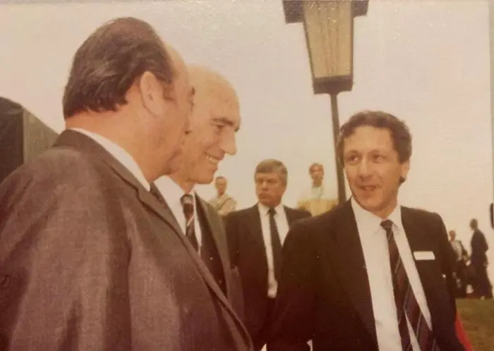 Drei Männer in Anzügen