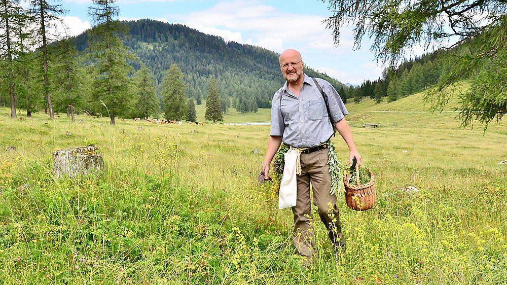 Auf Almen ist Michael Machatschek für Projekte unterwegs und sammelt essbare Pflanzen für die Speisekammer